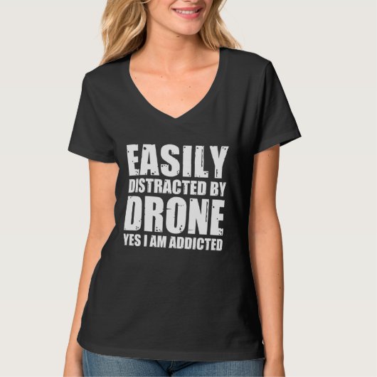 Easily Distracted By Drones Quadcopter Drone Pilot Tシャツ (正面)