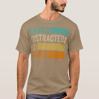 Easily Distracted By Foes Tシャツ