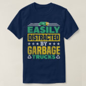 Easily Distracted By Garbage Trucks Recycling  Tシャツ (デザイン正面)