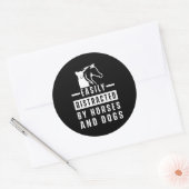 Easily Distracted By Horses Dogs Animal Lover Gift ラウンドシール (封筒)