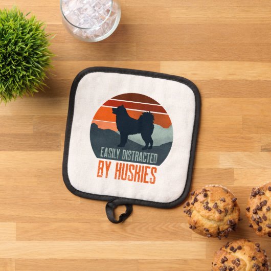 Easily Distracted By Huskies Dog Walking 鍋敷き (トップダウン)