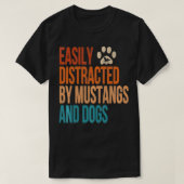 Easily Distracted by Mustangs and Dogs Funny Vinta Tシャツ (デザイン正面)