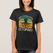 Easily Distracted By Octopuses Retro Octopus Ocean Tシャツ (正面)