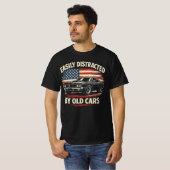 Easily Distracted by Old Cars Classic Car Guy  Tシャツ (正面フル)