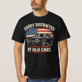 Easily Distracted by Old Cars Classic Car Guy  Tシャツ (正面)