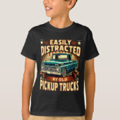 Easily Distracted By Old Ckup Trucks Funny Trucker Tシャツ (正面)