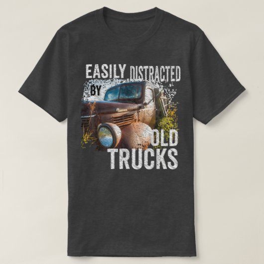 Easily Distracted By Old Pickup Trucks Classic Car Tシャツ (デザイン正面)
