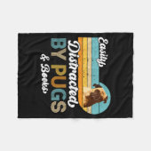 Easily Distracted By Pugs & Books Dog Pets Lov フリースブランケット (正面(横))