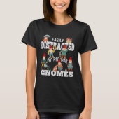 Easily distracted by red hat gnomes lawn gnome tシャツ (正面)