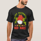 Easily Distracted By Red Hats Yard Garden Gnome Tシャツ (正面)