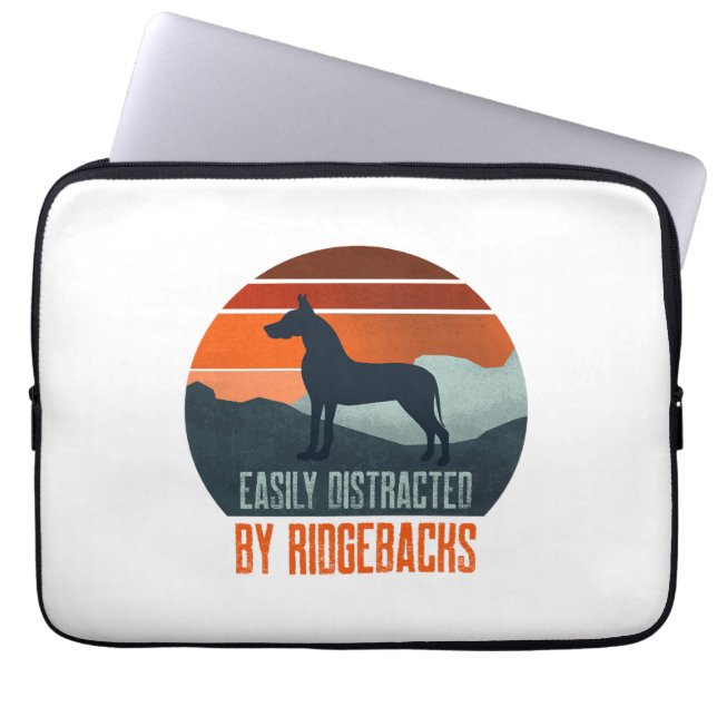 Easily Distracted By Ridgebacks Dog Walking ラップトップスリーブ (正面)