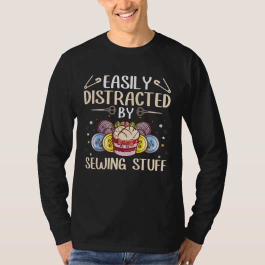 Easily Distracted By Sewing Stuff Seamstress Quilt Tシャツ (正面)