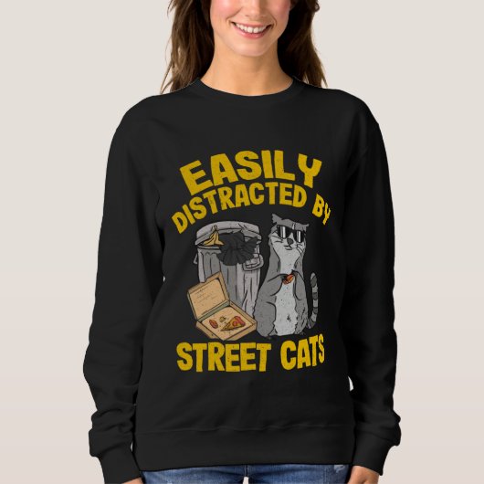 Easily Distracted By Street Cats Raccoon  4 スウェットシャツ (正面)
