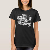 Easily Distracted By Thrifting Thrift Shopping Yar Tシャツ (正面)