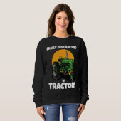 Easily Distracted By Tractors Funny Farmer Quote スウェットシャツ (正面フル)