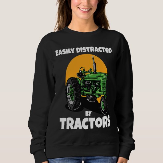 Easily Distracted By Tractors Funny Farmer Quote スウェットシャツ (正面)