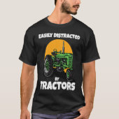 Easily Distracted By Tractors Funny Farmer Quote Tシャツ (正面)