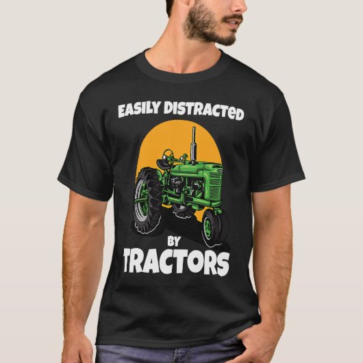 Easily Distracted By Tractors Funny Farmer Quote Tシャツ (正面)