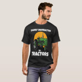 Easily Distracted By Tractors Funny Farmer Quote Tシャツ (正面フル)