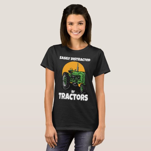 Easily Distracted By Tractors Funny Farmer Quote Tシャツ (正面フル)