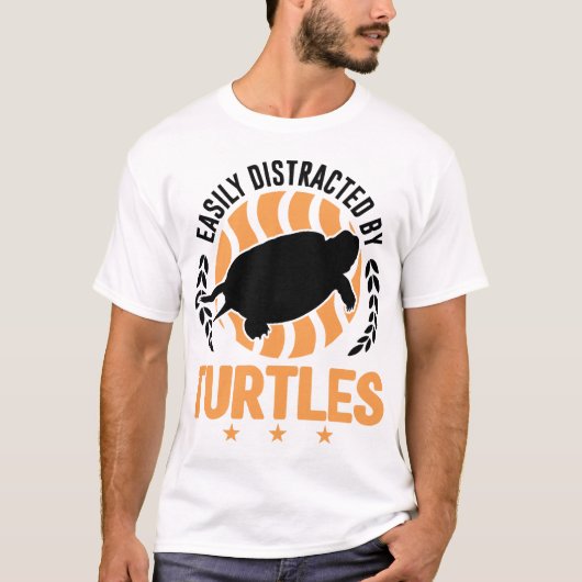 Easily Distracted By Turtles Mini Turtle Tシャツ (正面)