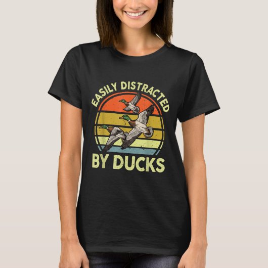 Easily Distracted Duck Hunting Gift Dad Hunter Son Tシャツ (正面)