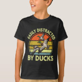 Easily Distracted Duck Hunting Gift Dad Hunter Son Tシャツ (正面)
