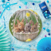 Easter Bunnies in a Wicker Basket ペーパープレート (パーティー)