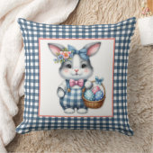 Easter Bunny with Basket of Eggs on Blue Gingham クッション (ブランケット)
