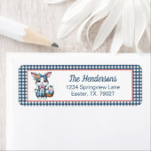 Easter Bunny with Basket of Eggs on Blue Gingham ラベル (インサイチュ)