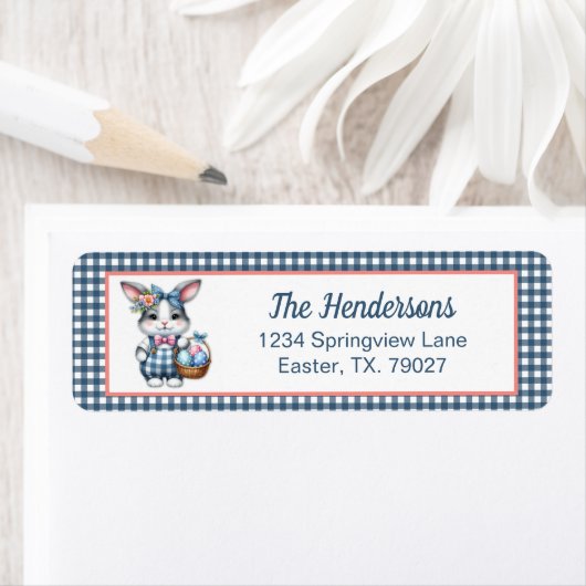 Easter Bunny with Basket of Eggs on Blue Gingham ラベル (インサイチュ)