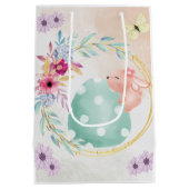Easter egg with bunny on top in floral ring ミディアムペーパーバッグ (裏面)