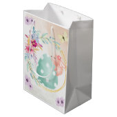 Easter egg with bunny on top in floral ring ミディアムペーパーバッグ (裏面アングル)