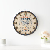 Eat Pasta Run Fasta Funny Italian Kitchen Decor ラージ壁時計 (ホーム)