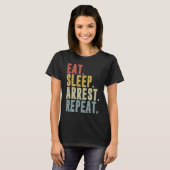 Eat Sleep Arrest Repeat Police Officer Arresting Tシャツ (正面フル)