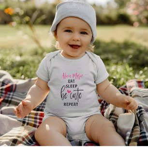 Eat Sleep Be Cute Repeat 名言ギフト ベビーボディスーツ
