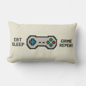 Eat Sleep Game Repeat – Cool Pixel Gamer Pillow ランバークッション (正面)