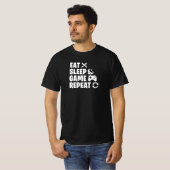 Eat Sleep Game Repeat Funny Gamer Quote Tシャツ (正面フル)