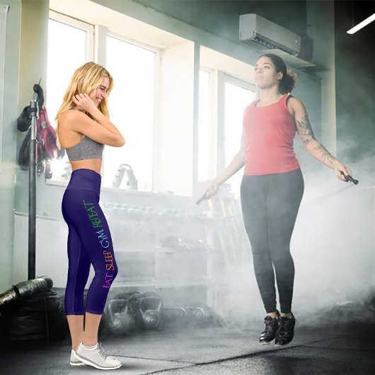 Eat. Sleep. Gym. Repeat. 女性のエクササイズ カプリレギンス