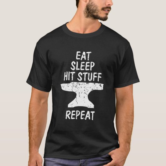 Eat Sleep Hit Stuff Repeat Blacksmith Anvil Forgin Tシャツ (正面)
