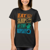 Eat Sleep Hit Stuff Repeat Retro Blacksmith Anvil Tシャツ (正面)