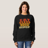 Eat Sleep Moose Repeat Retro Cute Forest Animal スウェットシャツ (正面フル)