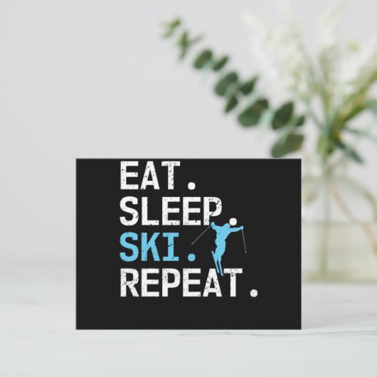 Eat Sleep Ski Repeat スキーの趣味 冬のスポーツ ポストカード (スタンド正面)