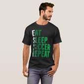Eat Sleep Soccer Repea Soccer Player Tシャツ (正面フル)