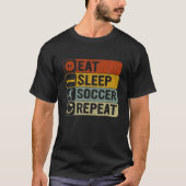Eat Sleep Soccer Repeat Retro 60S 70S Design Socce Tシャツ (正面)