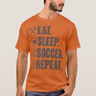 Eat Sleep Soccer RepeatFunny Soccer Player Gift  Tシャツ