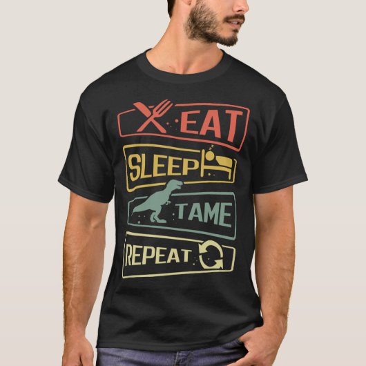 Eat Sleep Tame Repeat Dinosaur Tシャツ (正面)