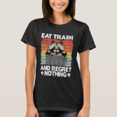 Eat Trash And Regret Nothing Trash Can Raccoon Tシャツ (正面)