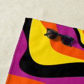 Ebb and Flow 4 – ブラック、ピンク、オレンジ、イエロー ビーチタオル (インサイチュ)