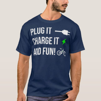 EBike CyclstsのPlug it Charge itおもしろいデザイン Tシャツ